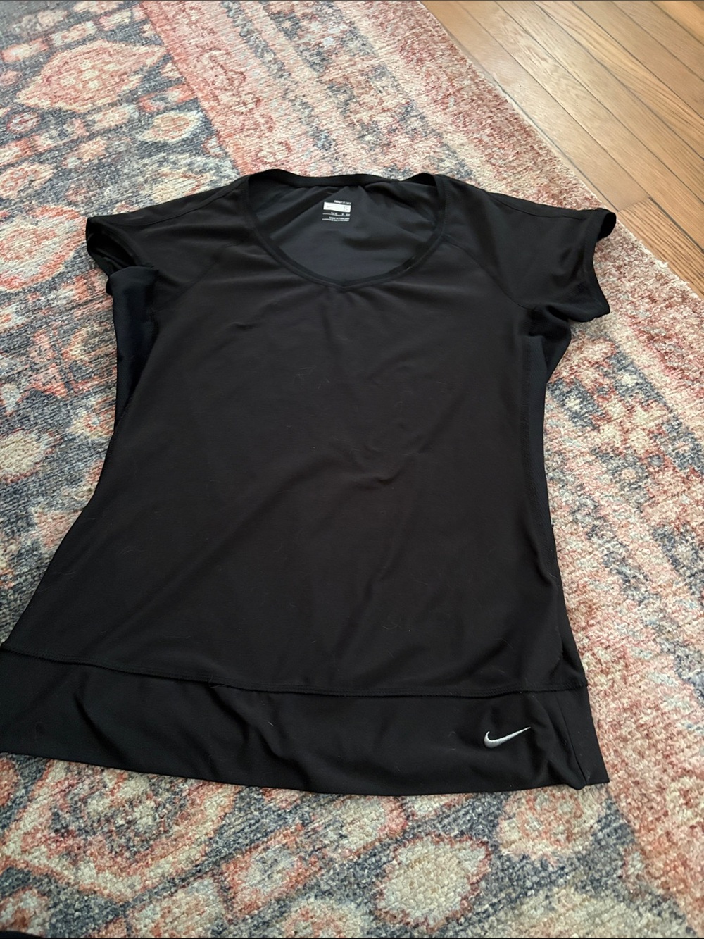 Nike Women’s Black Short-Sleeve V-Neck Athletic Tee size Small